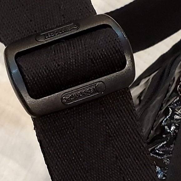 LeSportsac Shiney Black Deluxe Everyday Expandable Travel Shoulder/Cross Bag EUC - Picture 12 of 15